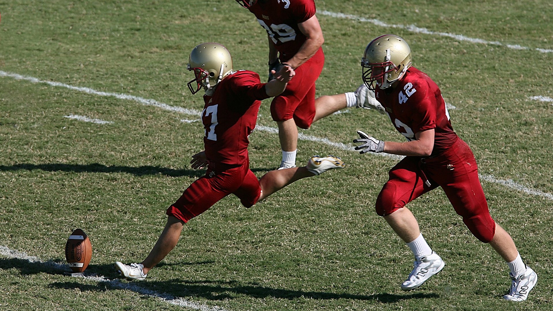楼顶网球迷你赛 空中球场拍球声回荡天际